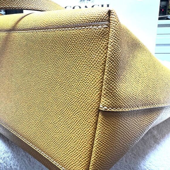 🔥🎁NWT! Coach Gallery Tote Handbag Crossgrain Leather Yellow Msrp:$328.00e - Picture 7 of 11